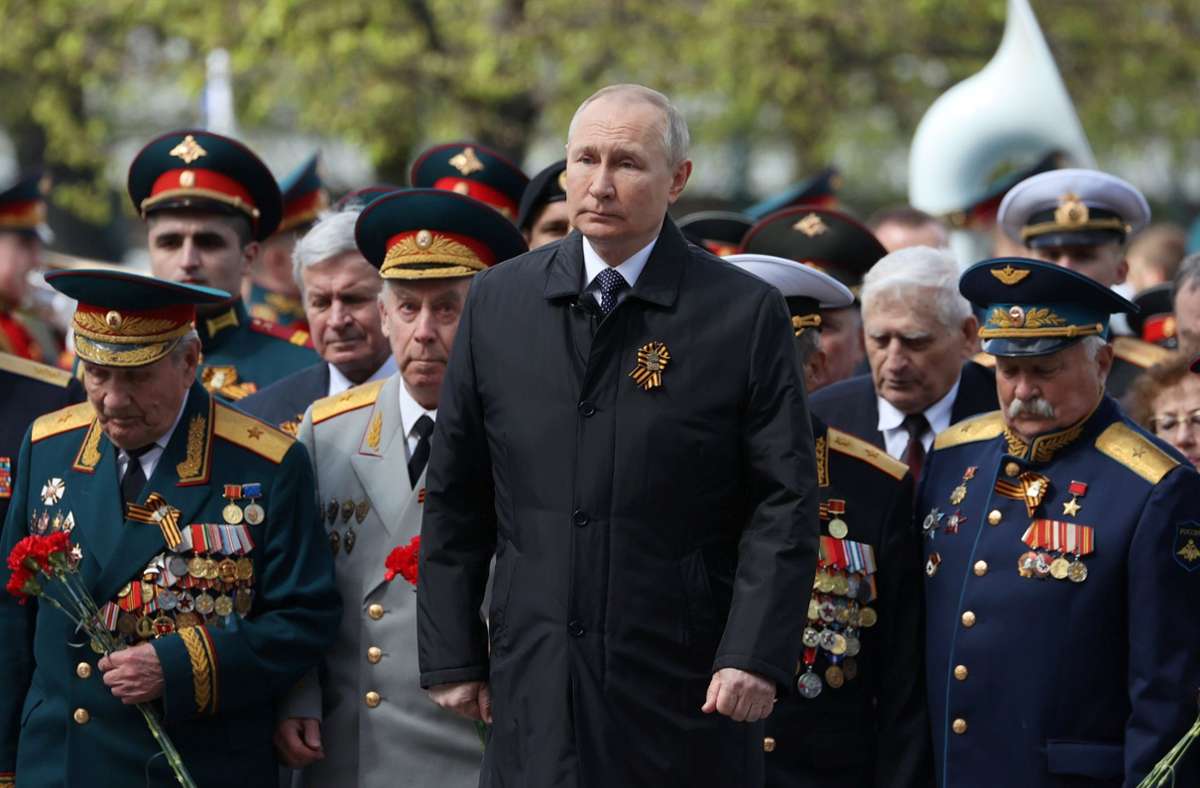 Wladimir Putin (Mitte) nahm in Moskau an einer Kranzniederlegung am Grab des Unbekannten Soldaten teil.