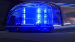 Stuttgarter Polizei sucht Zeugen: Bei Gerangel mit Unbekanntem – Junge stürzt vor fahrendes Auto