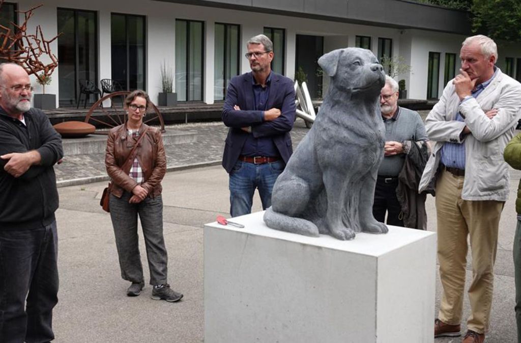 Der Künstler Jürgen Knubben (links) vom Forum Kunst stellt den Prototypen den Mitgliedern des Gemeinderats vor.