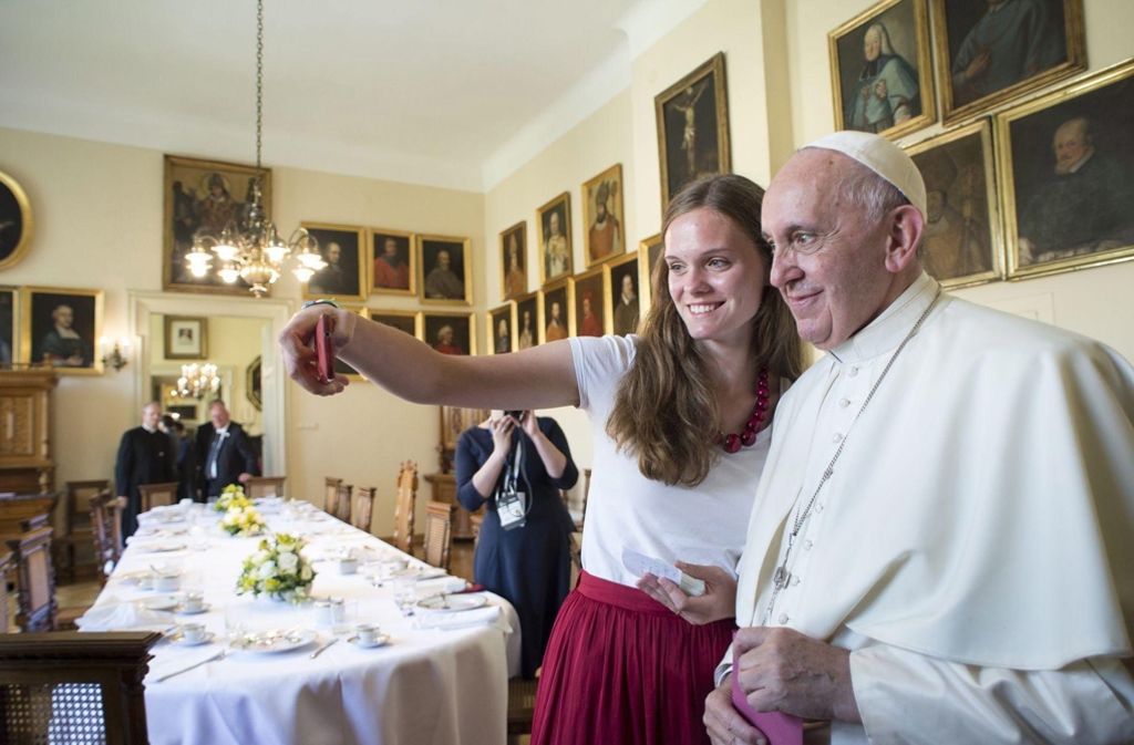 Selfie mit dem Pontifex: Anna Szargiej macht ein Foto, als Franziskus am 30. Juli 2016 den erzbischöflichen Palast in Krakau besucht.