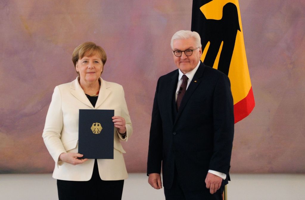Angela Merkel hat ihre Ernennungsurkunde vo Bundespräsident Steinmeier bekommen. Foto: AFP