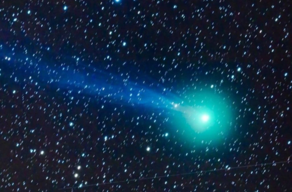 2015: Die Aufnahme vom 6. Januar 2015 zeigt den Kometen Lovejoy (C/2014 Q2) mit seinem grünen Schweif über der Wüste des US-Bundesstaates Neu Mexiko.