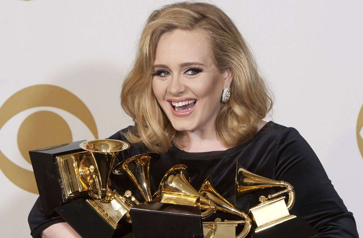 Adele 2012 mit ihren sechs Grammy Awards, unter anderem für Album und den Song des Jahres.
