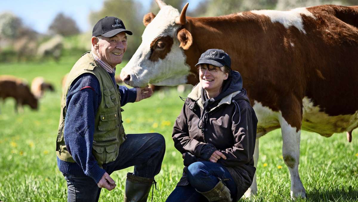  Seit Jahrzehnten kämpfen die Maiers mit ihrem Uria-Hof gegen unnötige Tierquälerei. Sie schießen ihre Rinder auf der Weide und widersetzen sich der Ohrmarkenpflicht. Mit ihrem Kampf ebnen sie auch anderen Landwirten den Weg – europaweit. 