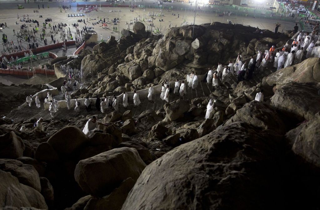 Muslimische Pilger beten in Mekka auf dem Jabal Al Rahma Berg.