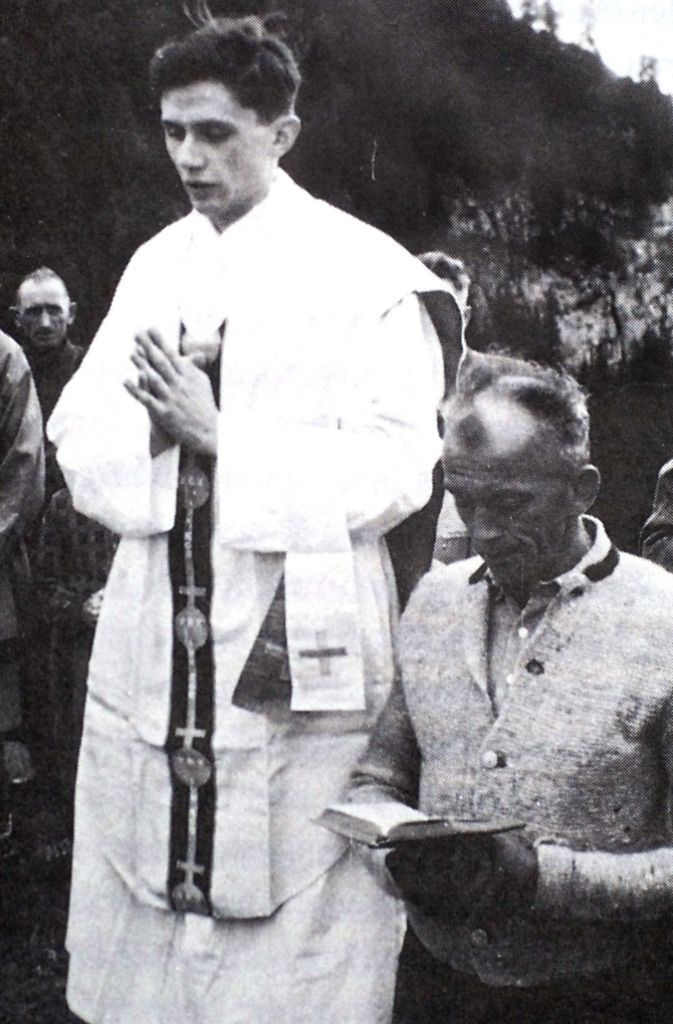 1952: Joseph Ratzinger bei einer Bergmesse in Ruhpolding. Der 24-jährige wirkte damals als Kaplan in der Pfarrei St. Martin im Münchener Stadtteil Moosach.