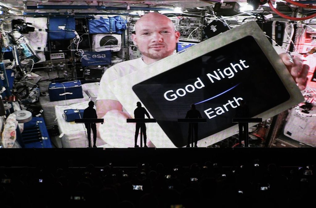 Als prominenter Gast hat sich ISS-Astronaut Alexander Gerst zum Auftritt von Kraftwerk zuschalten lassen.