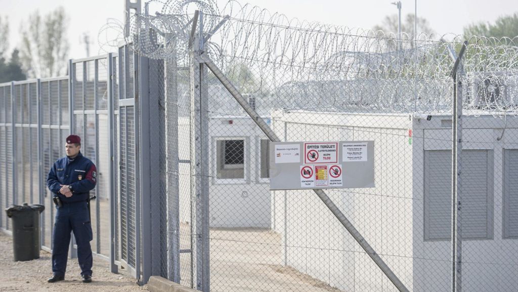 Seit Jahren bringt Ungarn Asylbewerber in Lagern an der Grenze zu Serbien unter. Drumherum sind hohe Zäune und Stacheldraht; die Menschen haben kaum Bewegungsfreiheit. Ist das erlaubt? Darüber hat nun das höchste EU-Gericht entschieden. 