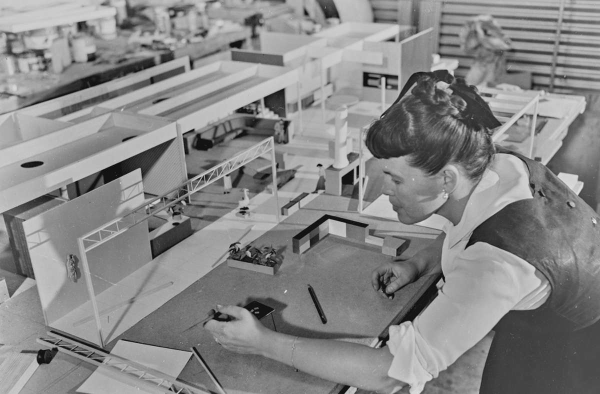 Ray Eames bei der Arbeit an einem Modell, 1950,