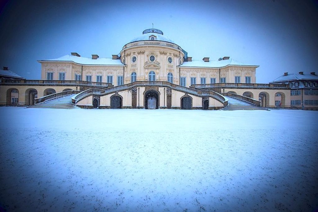 Der Winter ist endlich auch in Stuttgart angekommen: Blick aufs Schloss Solitude ...