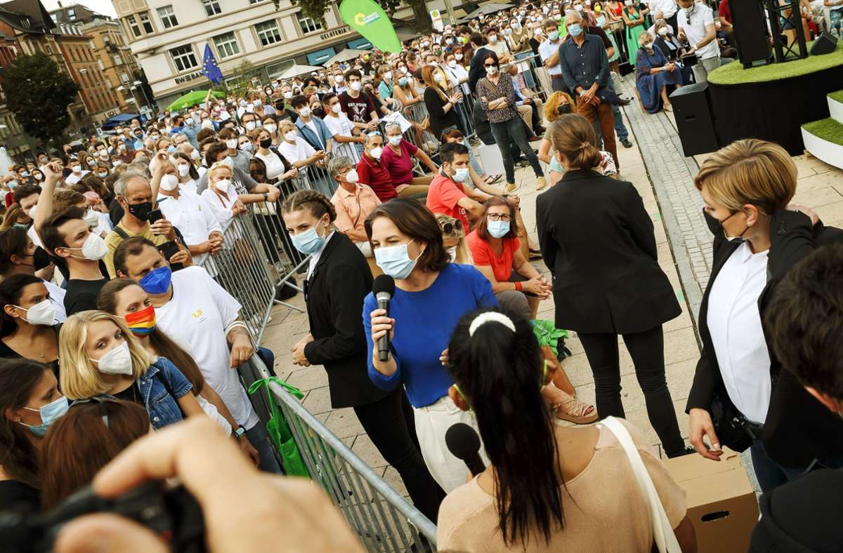 Sucht das Gespräch: Die Kanzlerkandidatin der Grünen, Annalena Baerbock (im blauen Oberteil), umgeben von Sicherheitskräften auf dem Marienplatz.