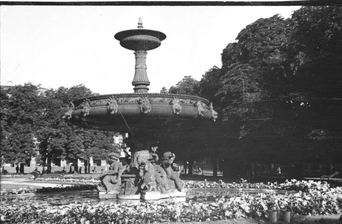 Auch die Brunnen samt Blumenschmuck wurden fotografiert, allerdings floss im Spätsommer 1942 offensichtlich kein Wasser mehr.