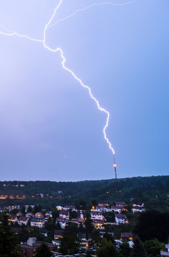 Ein Schauspiel, das häufig vorkommt, aber eher selten fotografisch so eingefangen wird: Blitze, die im Stuttgarter Fernsehturm einschlagen.