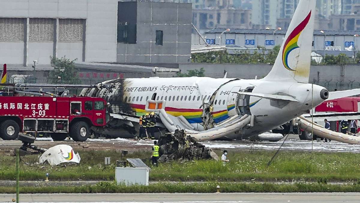 Unglück in Chongqing: Flugzeug kommt in China von Startbahn ab und fängt Feuer