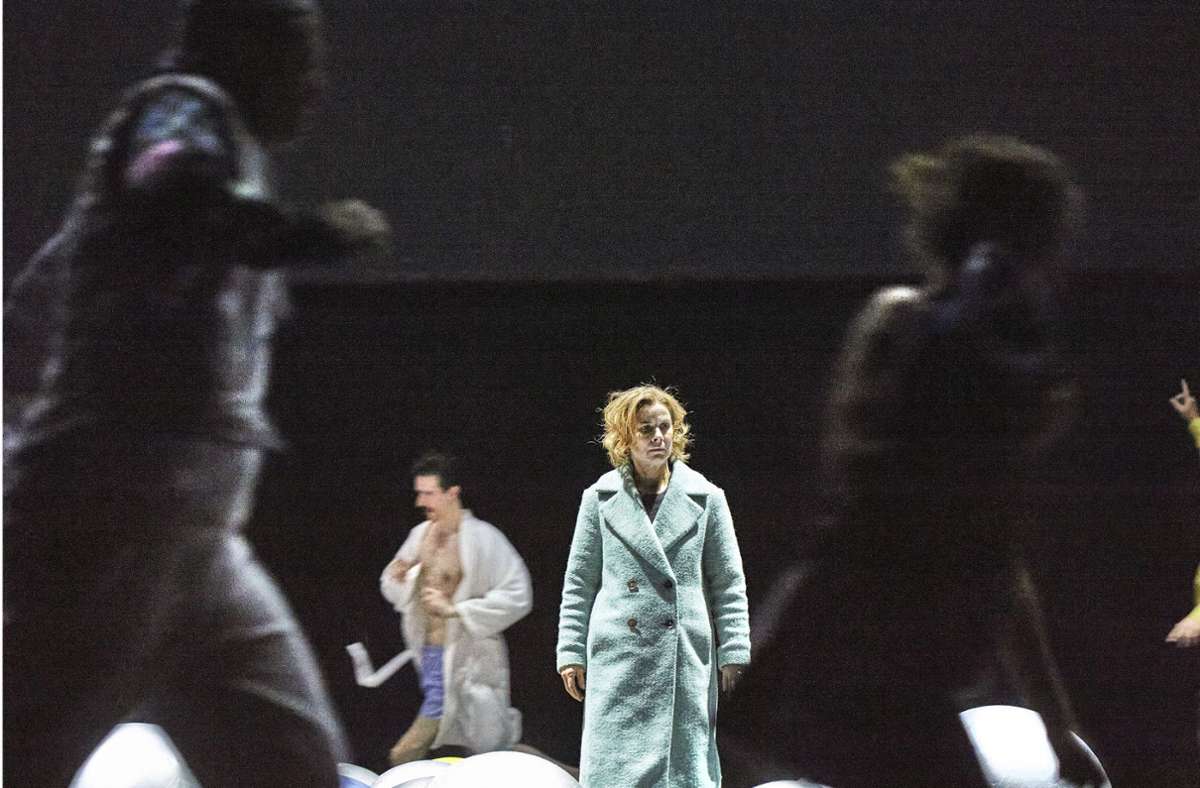 Sylvana Krappatsch mit Ensemble in Simon Stephens’ „Am Ende Licht“ im Schauspielhaus Stuttgart.
