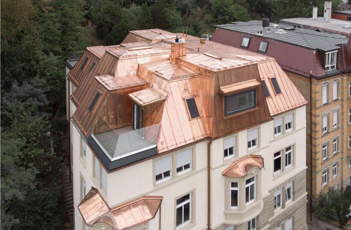 Ein Mehrfamilienhaus in Stuttgart wurde umgebaut, so dass es hier nun Wohnungen statt Büros gibt. Und das Dachgeschoss wurde zu einer großen Wohnung umgestaltet, . . .