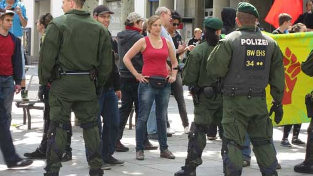 Tumulte auf dem Schlossplatz: Polizeieinsatz bei Gegendemo