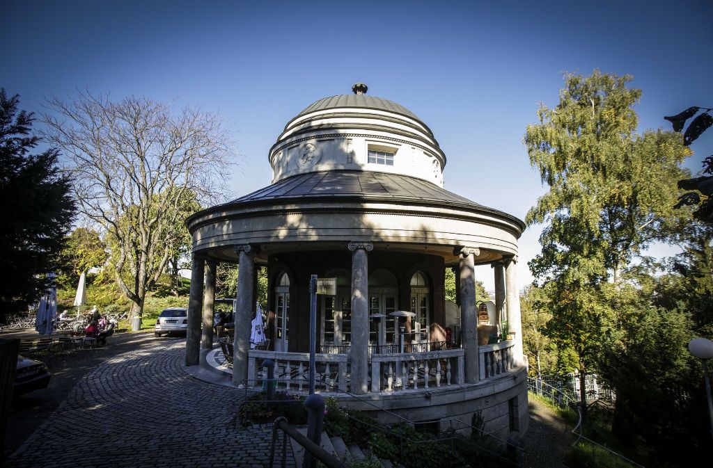 Idyllisch gelegen mit schöner Aussicht ist der Marmorsaal beim Teehaus am Bopser.