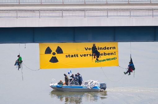 Atomkraftgegner der Umweltschutzorganisation Robin Wood hängen in Bad Wimpfen an einer Brücke über dem Neckar. Foto: dpa