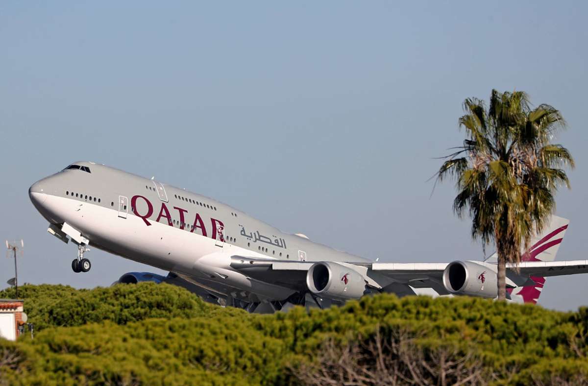 Eine 747 der Fluglinie Qatar Airways startet vom Flughafen von Barcelona.