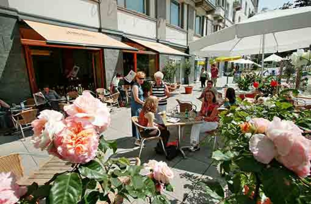 Im Café Kaiserbau am Marienplatz kann am Feiertag bis 17 Uhr gefrühstückt werden. Für alle, die schon früher Hunger haben, geht es ab 9 Uhr los. Weitere Informationen finden Sie hier.