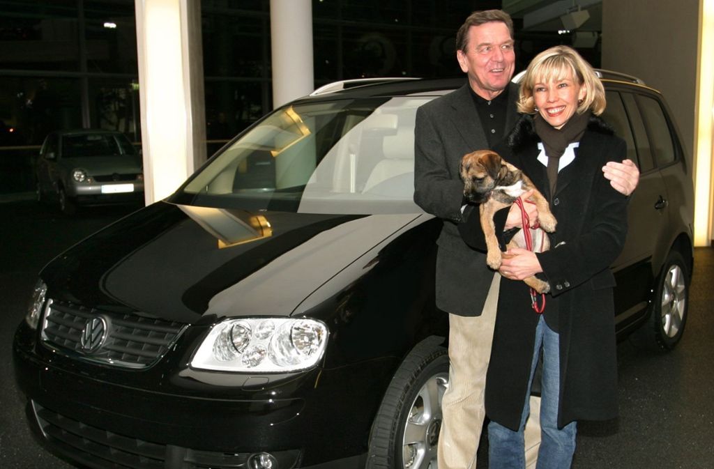 Mein Hund, meine Frau, mein Auto: Der ehemalige Bundeskanzler Gerhard Schröder und seine damalige Frau Doris mit Holly.