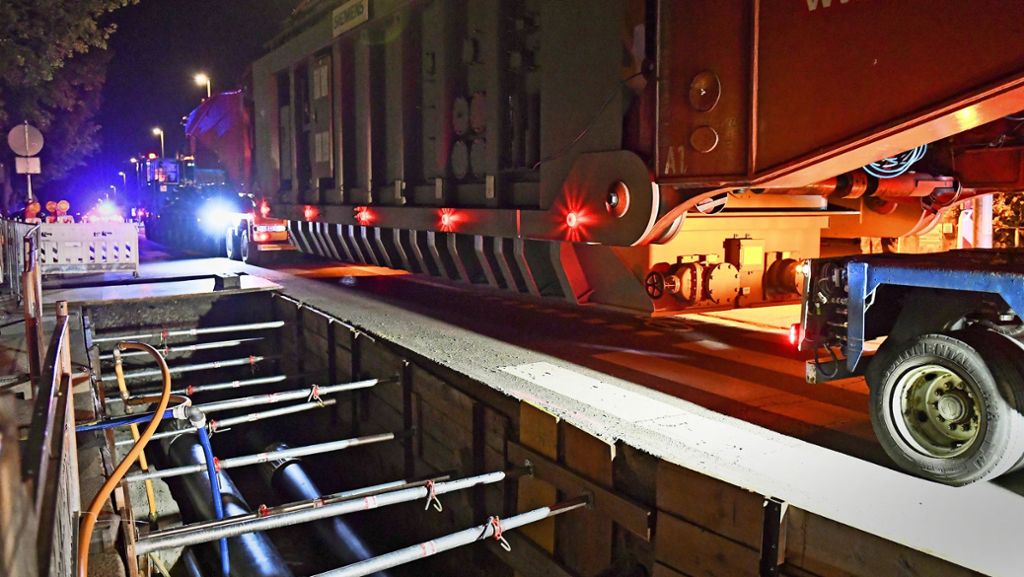 Schwertransport im Kreis Ludwigsburg: Wie man einen 300-Tonnen-Koloss über die Straßen fährt