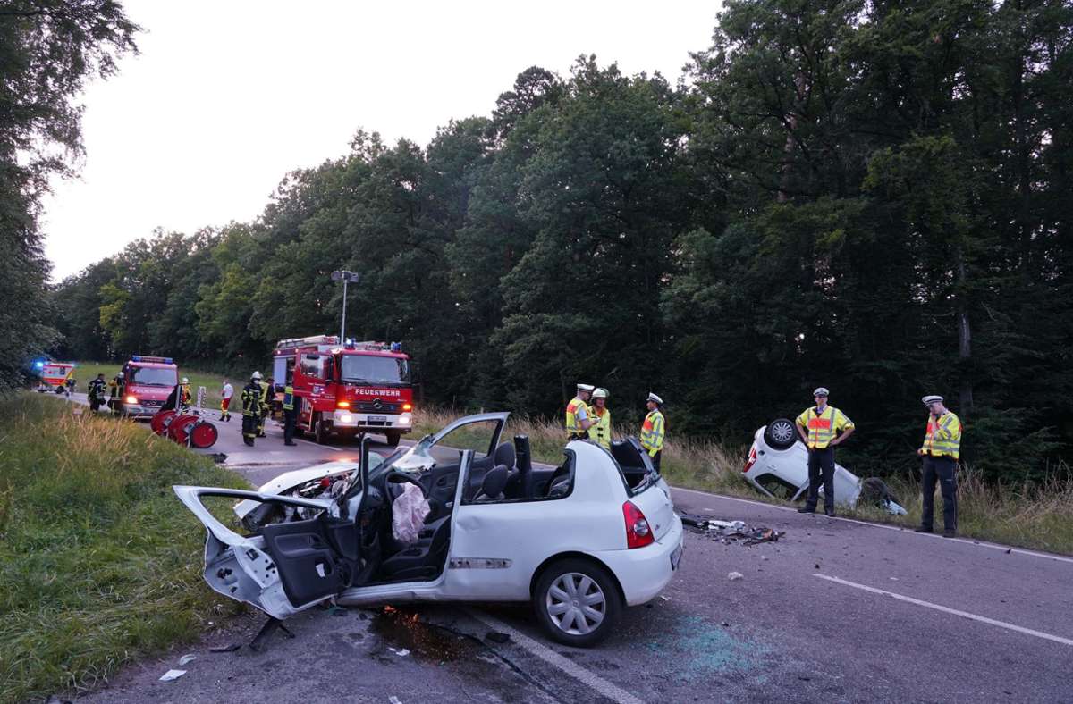 Beide Autofahrer wurden bei dem Unfall schwer verletzt.