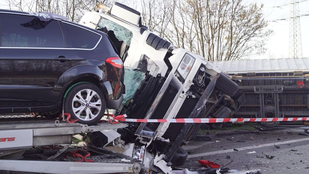  Bei einem heftigen Auffahrunfall auf der A81 bei Ilsfeld (Kreis Heilbronn) am Mittwochmittag fuhren drei Lkw und zwei Autos ineinander, ein Lkw kippte bei dem Unfall um. 
