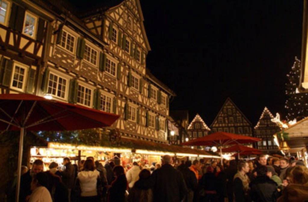 Ebenfalls vor beeindruckender Fachwerkkulisse kann man auf dem Schorndorfer Weihnachtsmarkt flanieren. Dieses Jahr stehen die Buden in der historischen Innenstadt den Besuchern vom 29. November bis zum 17. Dezember, täglich von 11 bis 20 Uhr, offen.
