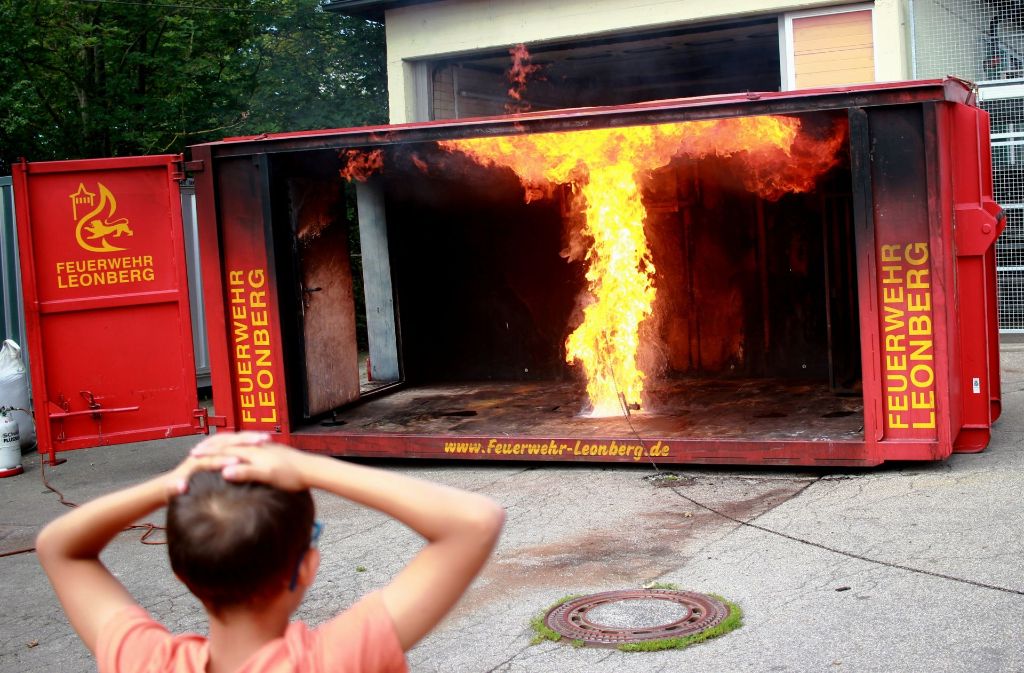 Bei der anchließenden Fettexplosion ist das Staunen groß. Das passiert, wenn man Wasser in einen brennenden Topf kippt?