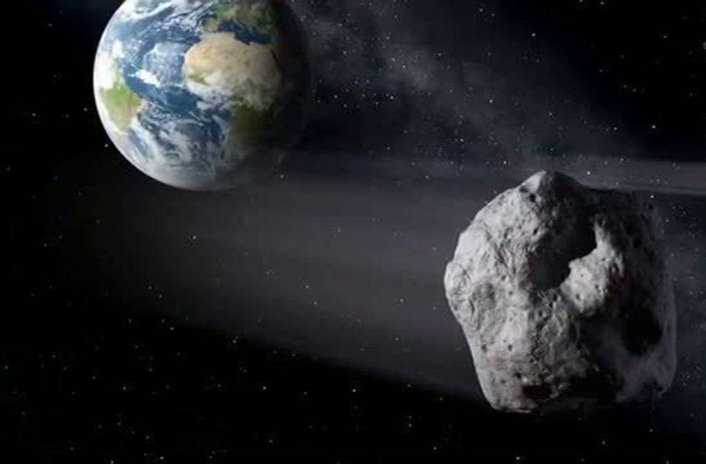 2013: Am 15. Februar 2013 flog der Asteroid 2012 DA14 knapp 28 000 Kilometer an der Erde vorbei und kreuzte dabei die Bahn von Kommunikations- und Erdbeobachtungssatelliten.