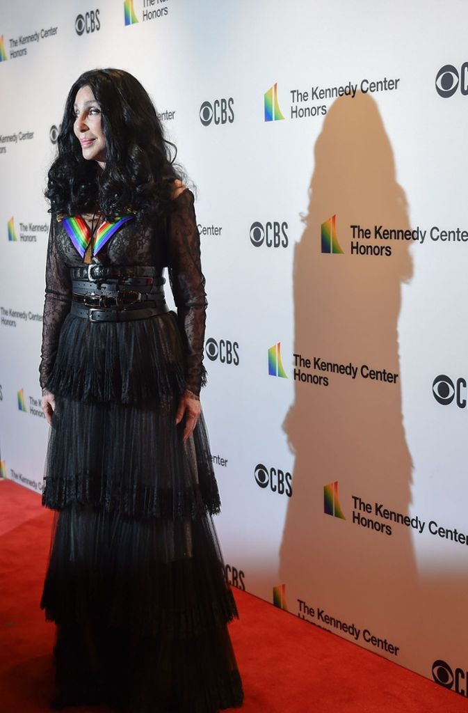 US-Diva Cher trug die Haare kürzlich noch blond. Zur Preisverleihung erschien sie mit ihrer markanten schwarzen Mähne.