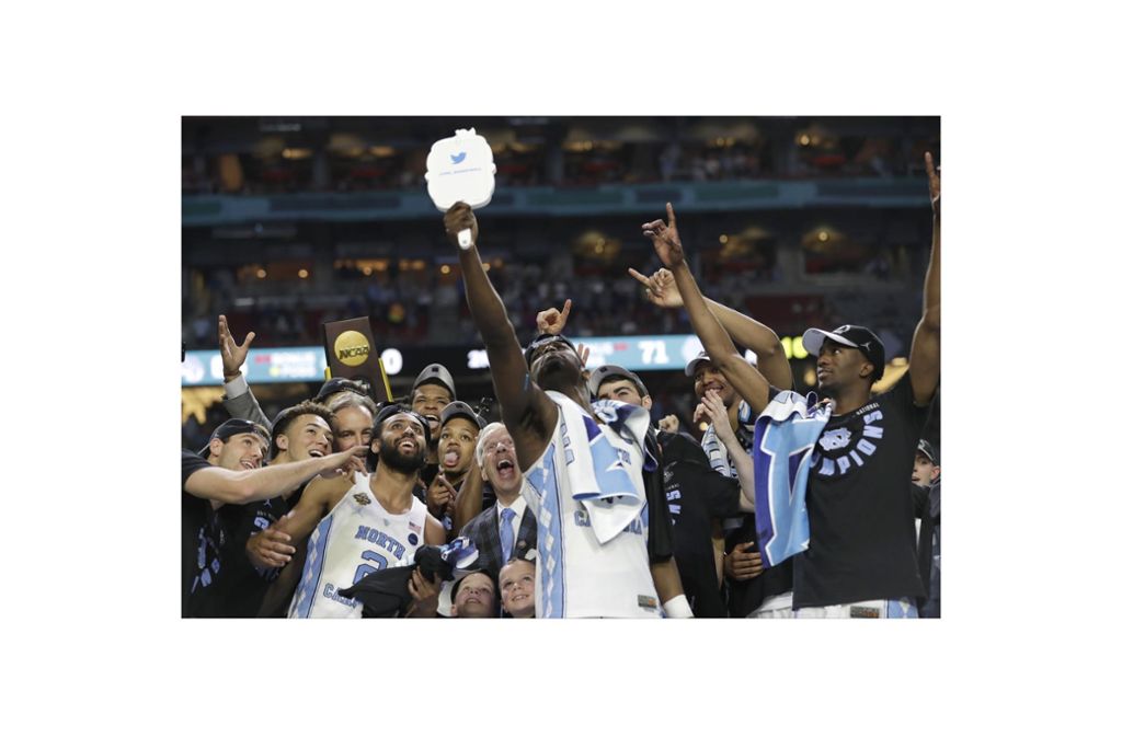 Wer sind die besten Basketballer im ganzen Land? In diesem Jahr die Tar Heels aus North Carolina. Es ist ihr insgesamt sechster Sieg in der Geschichte. Wenn das mal kein Grund für ein Selfie ist...