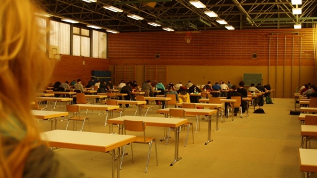 Flüchtlinge  in Stuttgart-Vaihingen: Land plant Notunterkunft in Uni-Sporthalle