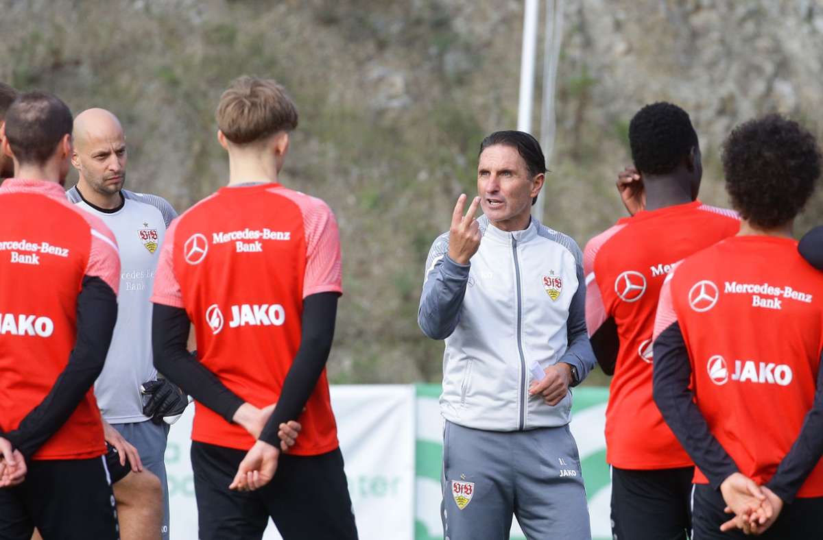 Der Trainer Bruno Labbadia erklärt, was er von den Spielern sehen will.