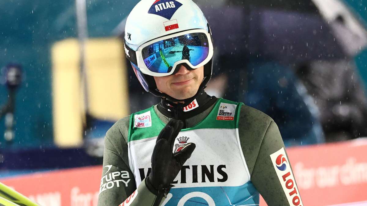  Skispringer Kamil Stoch wird nicht mehr bei der diesjährigen Vierschanzentournee antreten. Der Titelverteidiger blieb bislang chancenlos und stieg am Montag aus. 