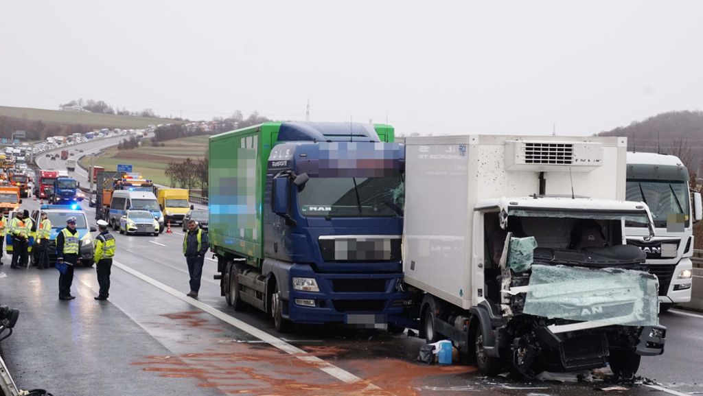 Ditzingen Richtung Stuttgart: Verkehrschaos auf A81 nach Unfall mit vier Lastern