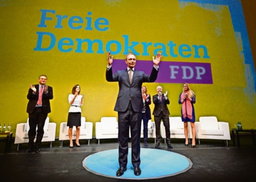 Christian Lindner präsentiert sich mit Parteiprominenz vor  dem neuen Logo der FDP in der Staatsoper. Foto: dpa