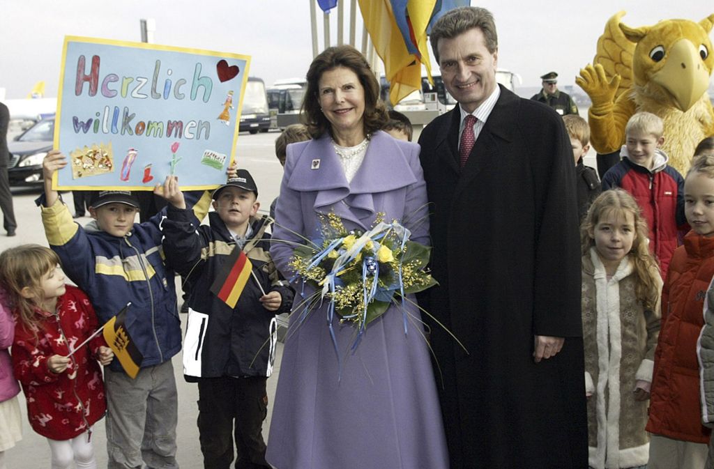 2006: Der damalige Ministerpräsident Günther Oettinger empfängt Königin Silvia bei ihrem Besuch in Stuttgart.