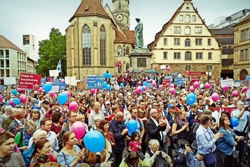 Mit Luftballons und Protesttafeln gegen die Pläne der   Landesregierung. Foto: Heinz Heiss