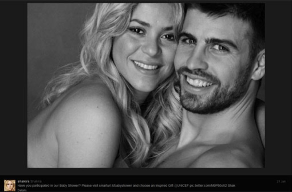 Hochschwanger und mit nacktem Bauch: Diese Fotos posteten Shakira und Gerard Piqué auf Twitter.