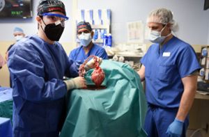 Herzchirurgen sehen erste Transplantation als Erfolg