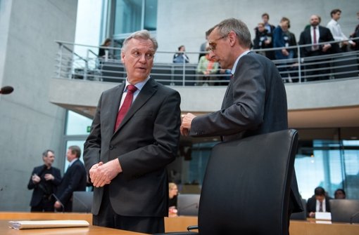 Der frühere BKA-Präsident Jörg Ziercke (links) hat am Donnerstag als Zeuge im Edathy-Ausschuss ausgesagt. Foto: dpa