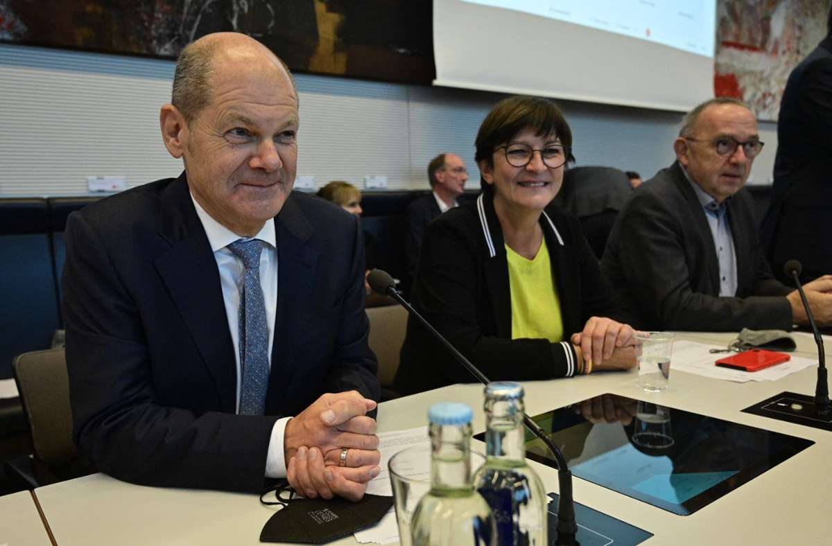 Olaf Scholz (von links) soll  Kanzler werden, während Saskia Esken  anders als ihr Co-Vorsitzender Norbert Walter-Borjans weiter die SPD führen will. Foto: AFP/John MacDougall