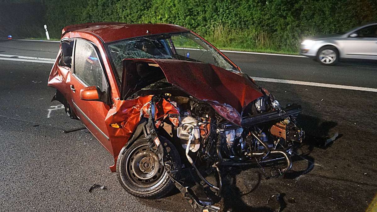  Bei einem Unfall auf der A81 bei Ilsfeld sind am Montagabend drei Menschen verletzt worden. Ein 44-Jähriger wurde dabei aus dem Auto geschleudert. 