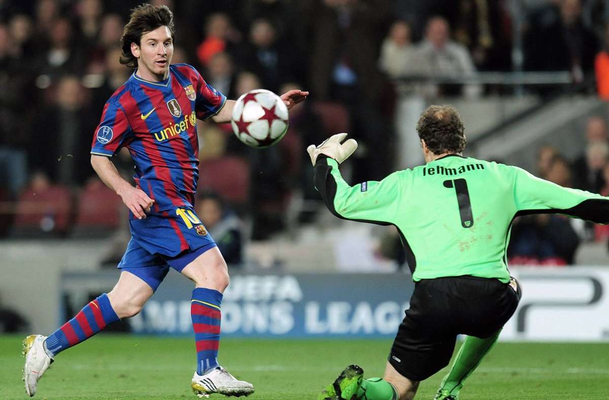 Lionel Messi hebt den Ball über VfB-Torhüter Jens Lehmann hinweg.