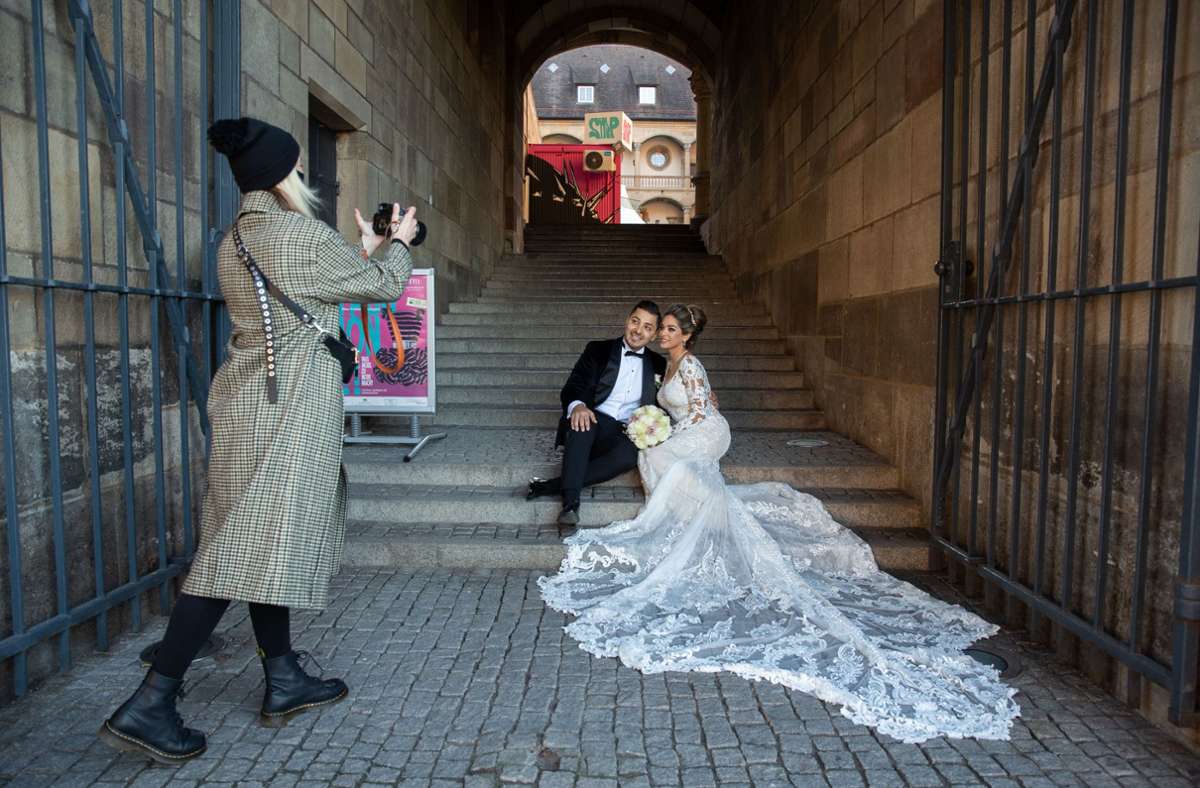 Ihr großer Tag: ein Hochzeitspaar am Eingang zum Alten Schloss