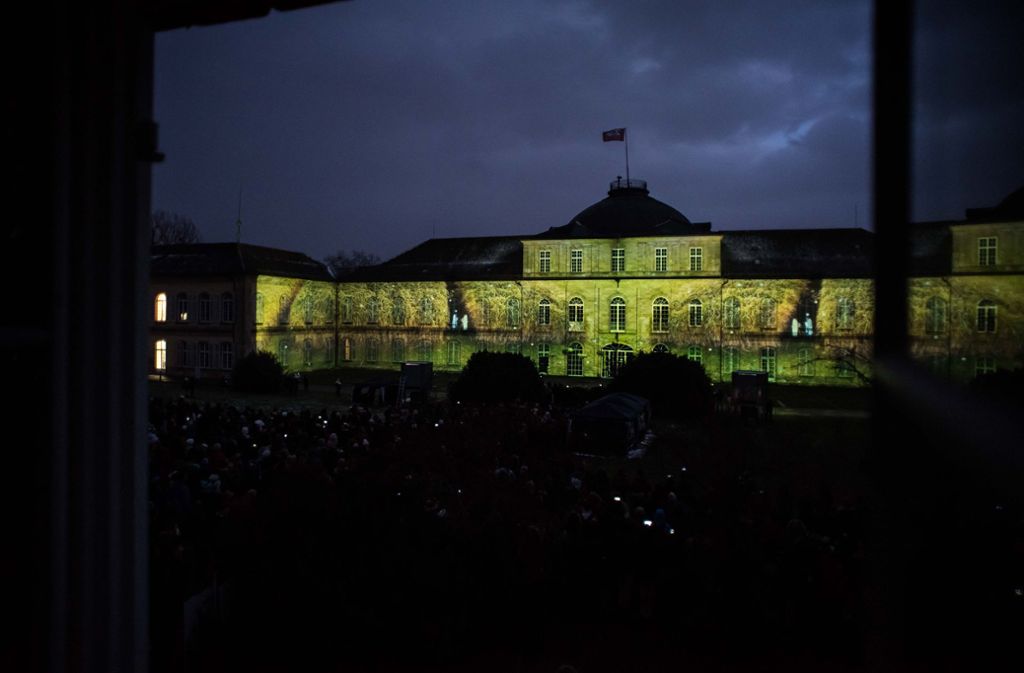 Viele Besucher betrachteten die Illuminationen an der Schlossfassade.