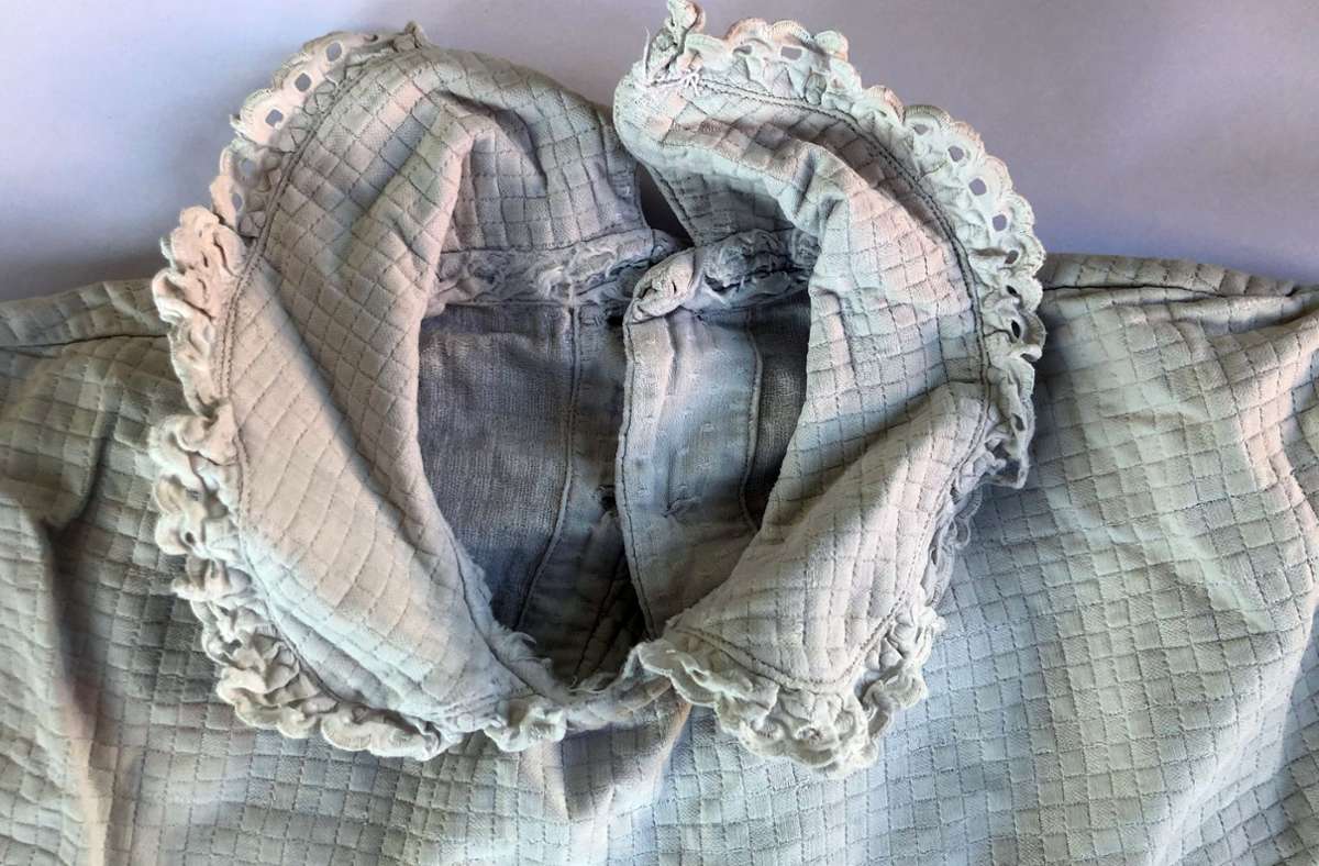 Textilien wurden oftmals aus kleinen und kleinsten Stoffteilen in Heimarbeit genäht – so wie dieses Nachthemd eines damals dreijährigen Mädchens.